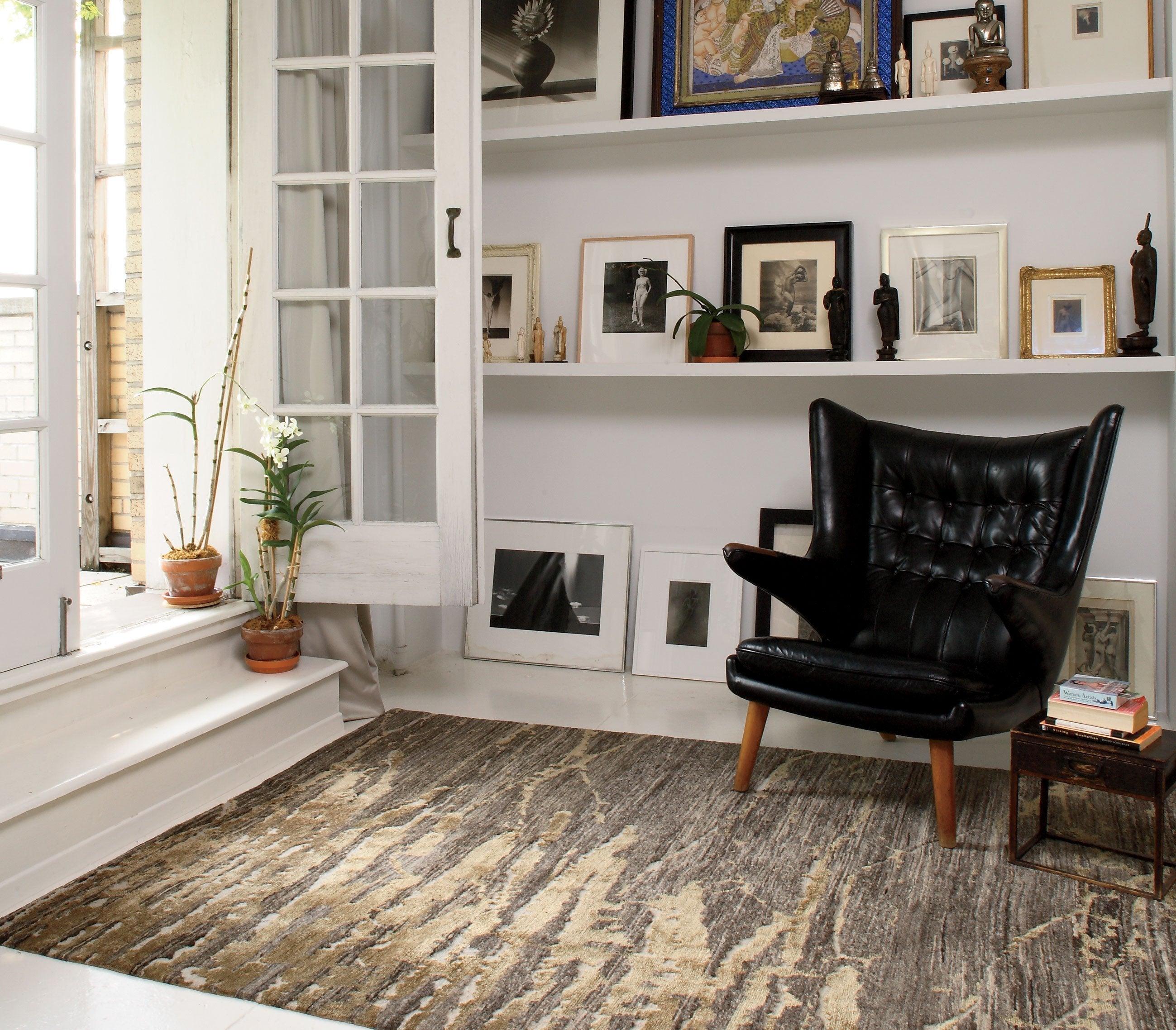 Installation of VEN GRAVEL, a hand knotted rug designed by Tufenkian Artisan Carpets. room-image